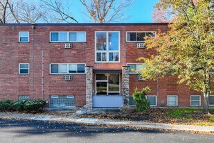 Riverstone Court Apartments - Beechmont Ave in Cincinnati, OH - Building Photo