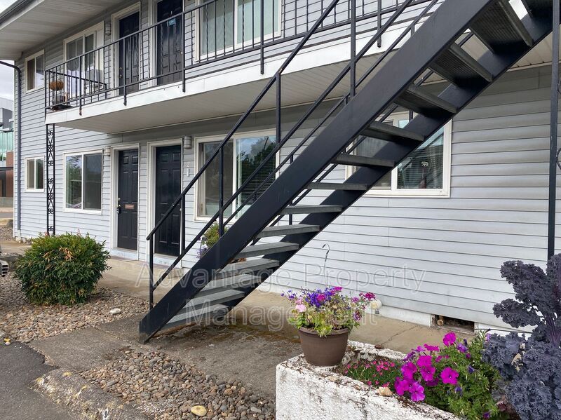 339 Jackson St W in Monmouth, OR - Building Photo
