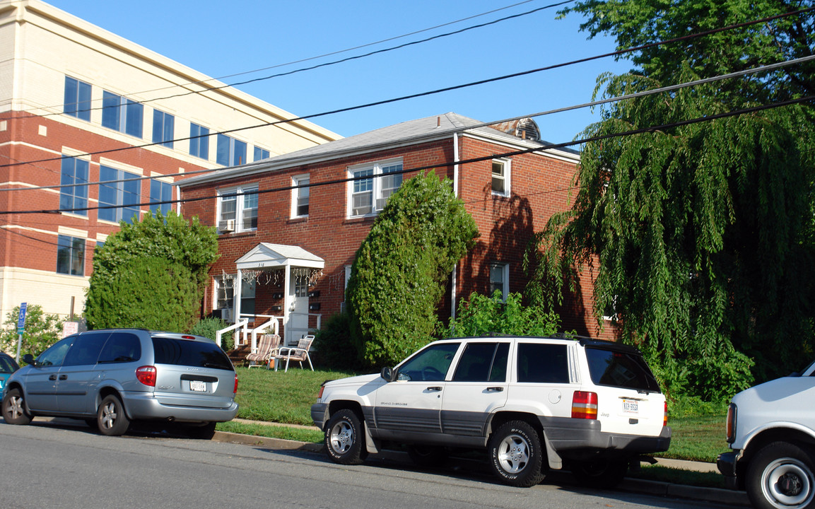 310 S Maple Ave in Falls Church, VA - Building Photo