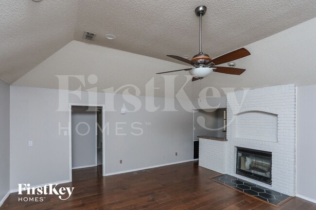 408 Flagstone Dr in Burleson, TX - Foto de edificio - Building Photo