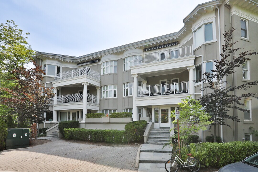 75 Crescent Rd in Toronto, ON - Building Photo