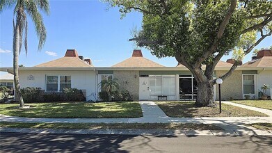 4348 Tahitian Gardens Cir, Unit B in Holiday, FL - Foto de edificio - Building Photo