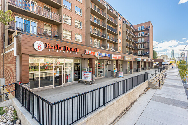 Hardwood Plaza in Edmonton, AB - Building Photo - Building Photo