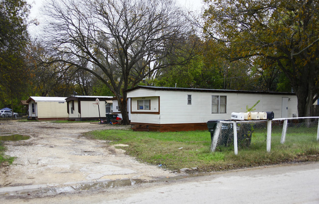 324 Linda Dr in San Marcos, TX - Foto de edificio - Building Photo