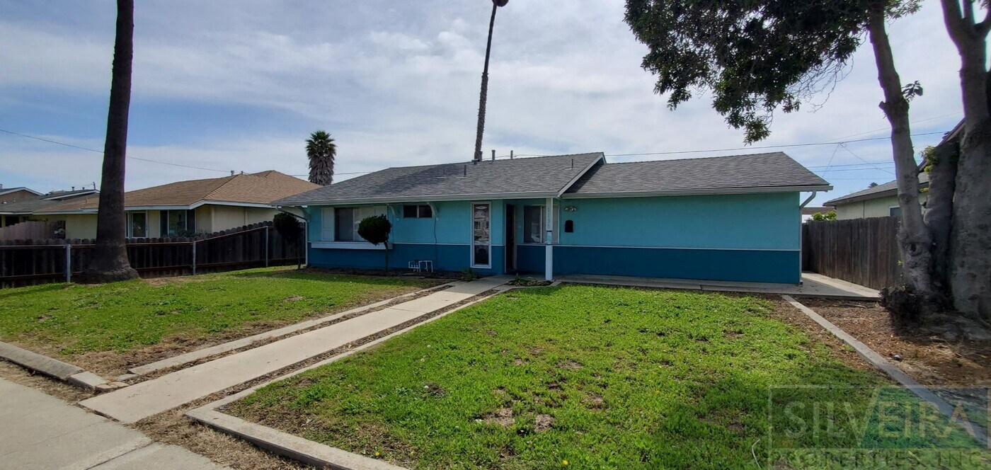 1138 E Donovan Rd in Santa Maria, CA - Building Photo