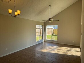 9102 Southbluff Blvd in Houston, TX - Building Photo - Building Photo