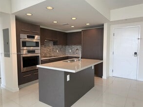 7825 NW 107th Ave in Doral, FL - Building Photo - Building Photo