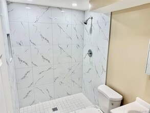 109 Harrisburg St, Unit Apt A in Bay Shore, NY - Foto de edificio - Building Photo