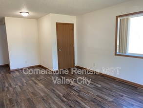 508 10th St NE in Valley City, ND - Foto de edificio - Building Photo