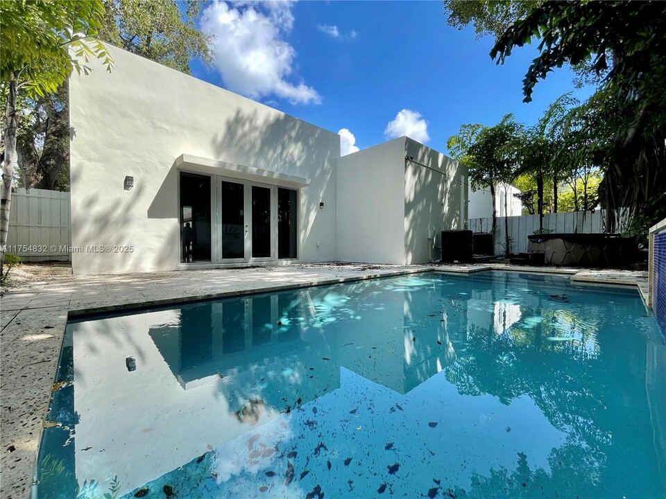 540 NE 70th St in Miami, FL - Building Photo