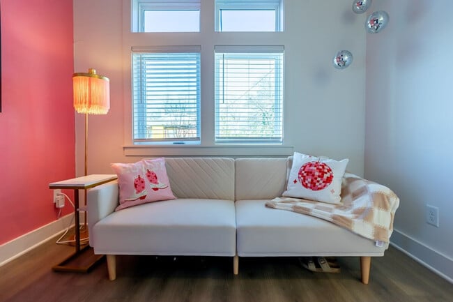 336B Douglas Ave in Nashville, TN - Foto de edificio - Building Photo