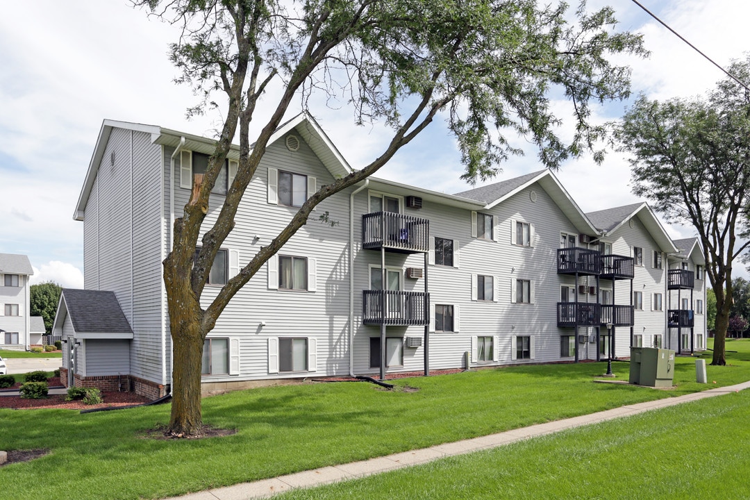 Country Court Apartments in Waukee, IA - Foto de edificio