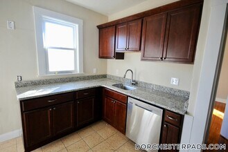 139 E Cottage St, Unit 2 in Boston, MA - Building Photo - Building Photo