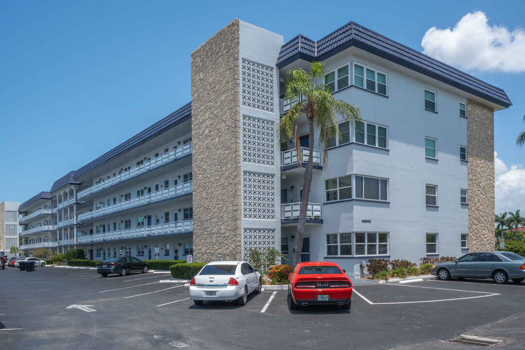 Ivanhoe House in Gulfport, FL - Building Photo