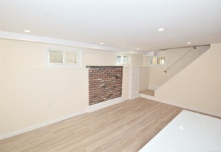 22 Pine Dr in Oyster Bay, NY - Building Photo - Building Photo