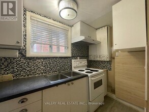 176 Fennell Ave E in Hamilton, ON - Building Photo - Building Photo