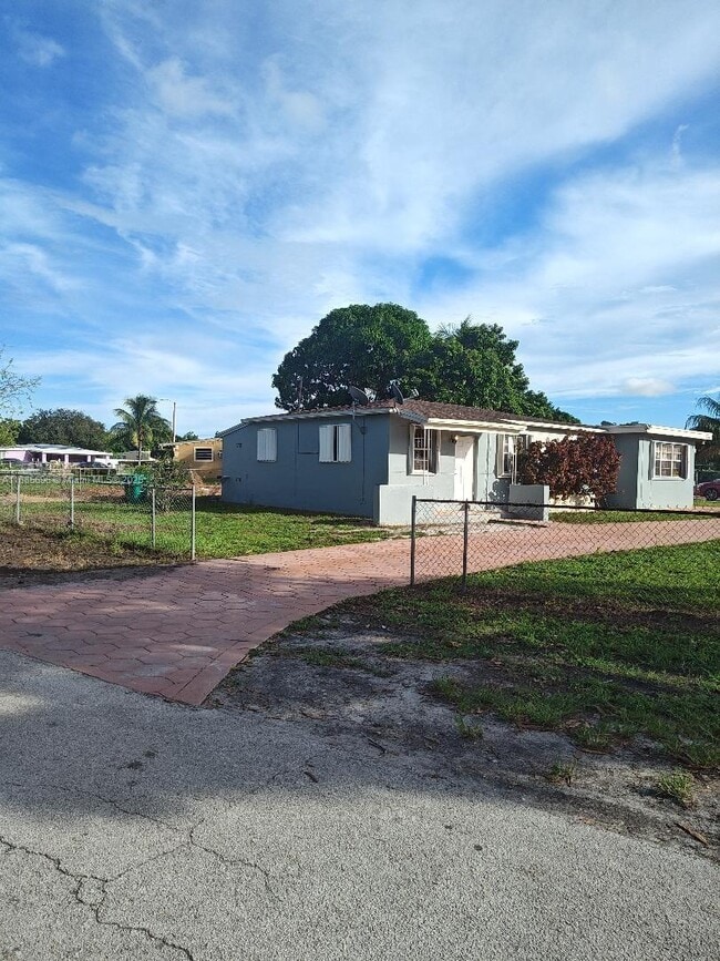 12325 NW 19th Ave in Miami, FL - Building Photo - Building Photo