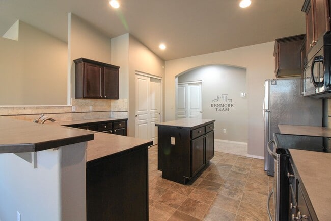 5988 Beechwood St in West Richland, WA - Building Photo - Building Photo