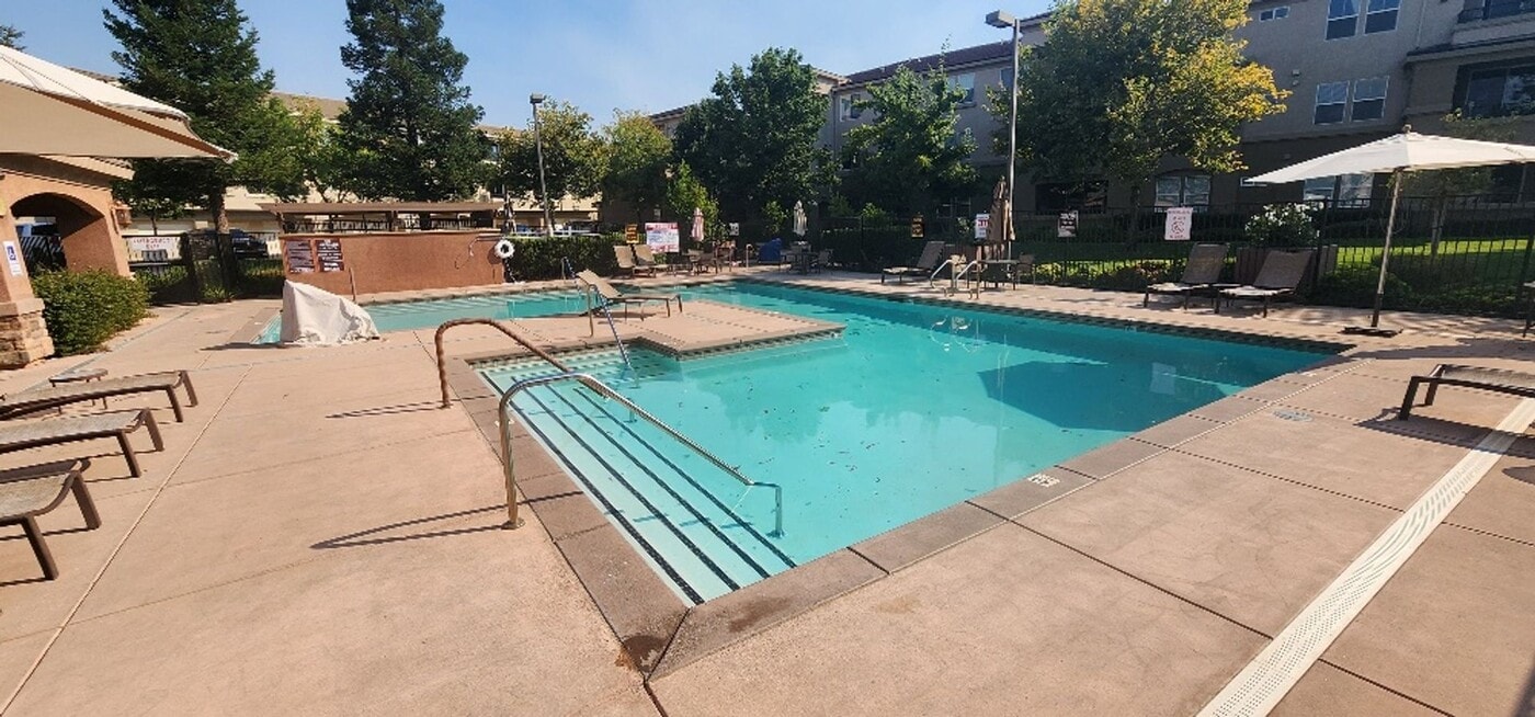 400 Moon Cir in Folsom, CA - Building Photo