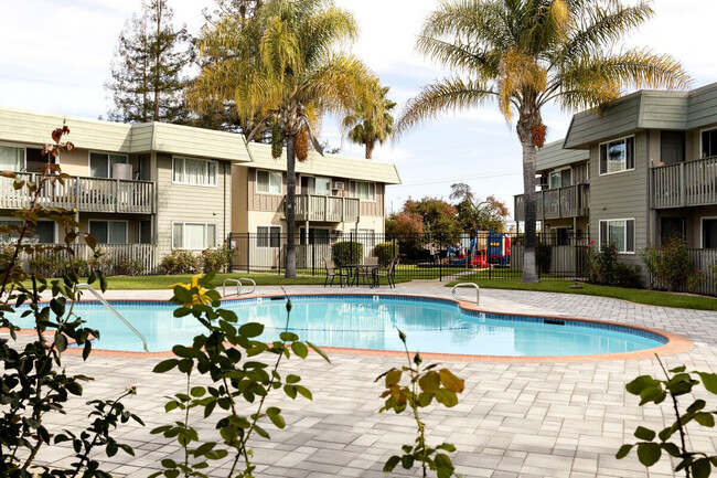 McClellan Terrace in Cupertino, CA - Foto de edificio - Building Photo