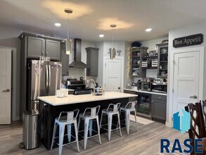 4417 E Leubecher Pl in Sioux Falls, SD - Building Photo - Building Photo