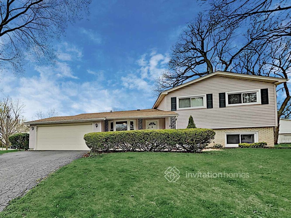 421 Spruce Dr in Schaumburg, IL - Building Photo