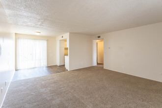 Mont 44 Apartments in Albuquerque, NM - Building Photo - Building Photo