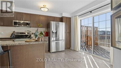 106 Monarch Woods Dr in Kitchener, ON - Building Photo - Building Photo