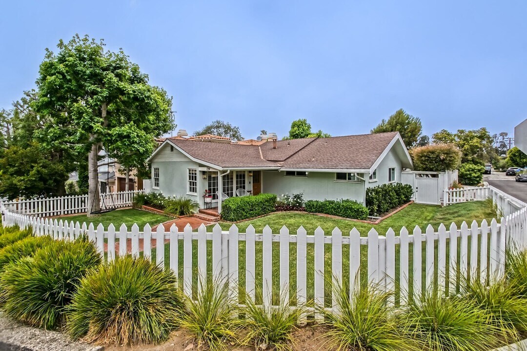729 27th St in Manhattan Beach, CA - Building Photo