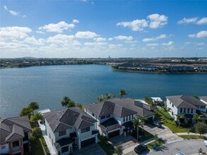 8921 NW 160th Terrace in Miami Lakes, FL - Foto de edificio - Building Photo