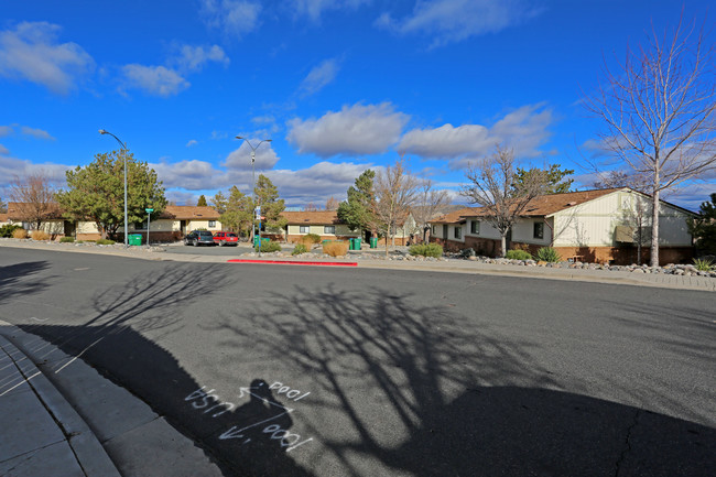 Essex Manor Apartments in Reno, NV - Foto de edificio - Building Photo