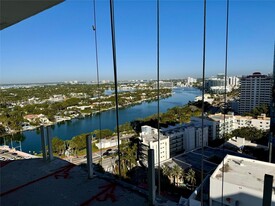 6061 Collins Ave in Miami Beach, FL - Foto de edificio - Building Photo