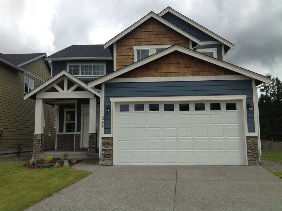 15728 View Dr NW in Yelm, WA - Foto de edificio