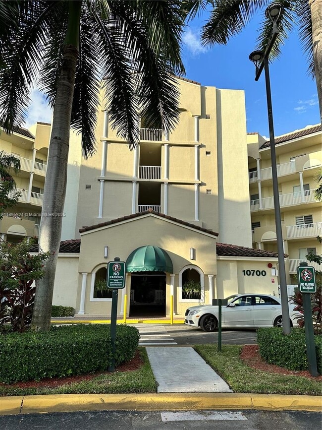 10700 NW 66th St in Doral, FL - Foto de edificio - Building Photo