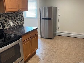 109 E Main St in Smithtown, NY - Foto de edificio - Building Photo