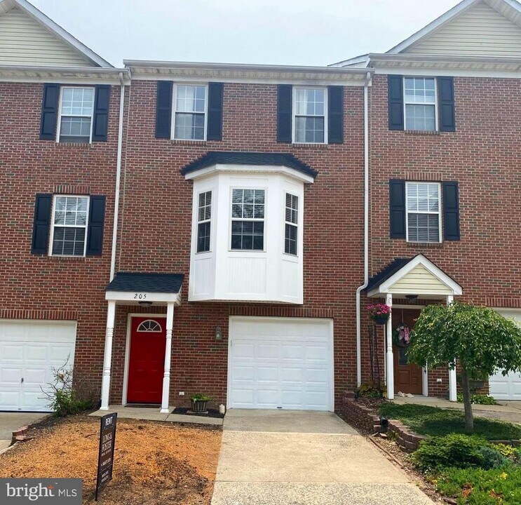 205 Shaw Ct in Fredericksburg, VA - Building Photo