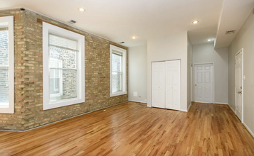 835 N Damen Ave, Unit 2nd floor in Chicago, IL - Foto de edificio - Building Photo