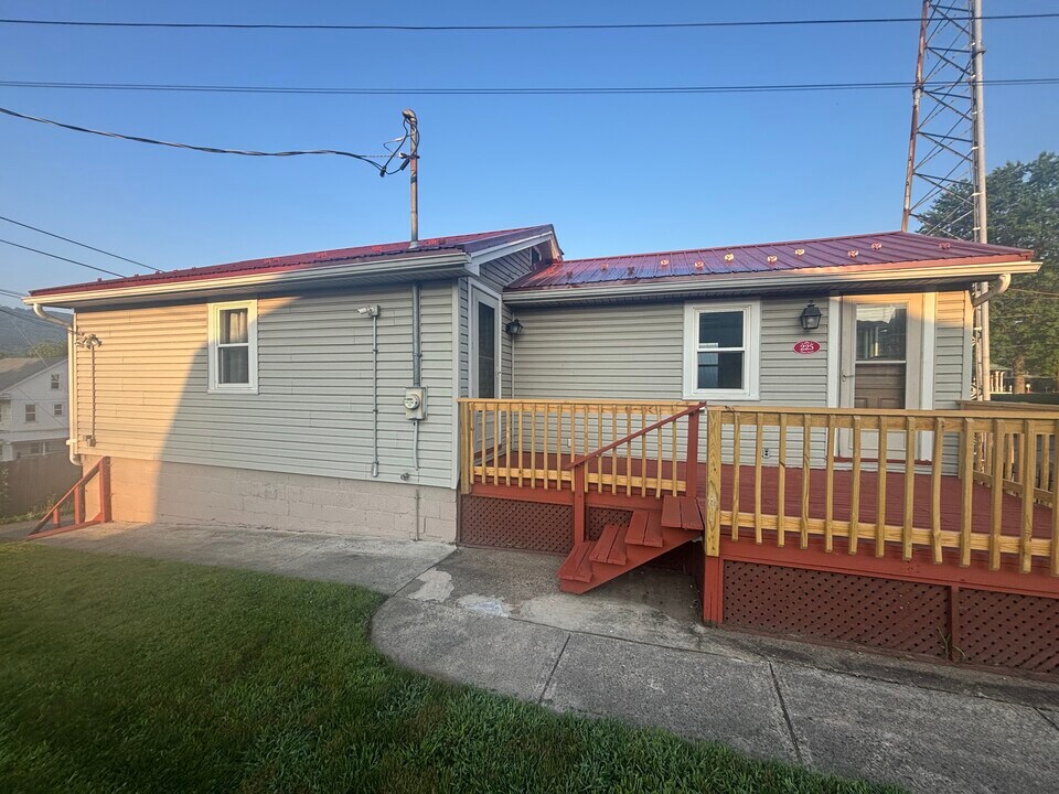 240 Union St, Unit Suite Garage Apartment in Millersburg, PA - Building Photo