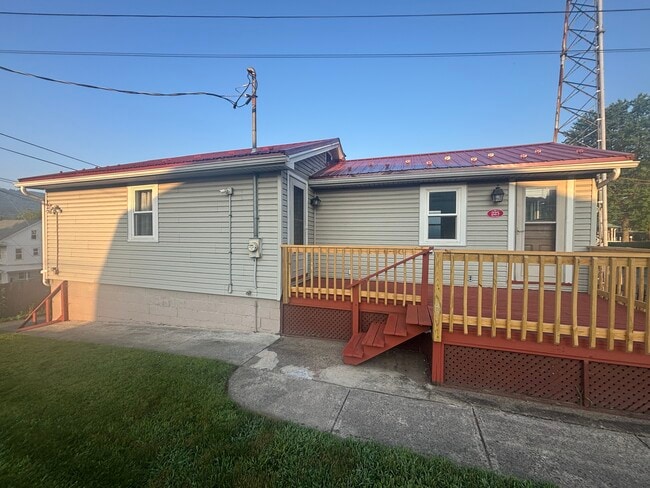240 Union St, Unit Suite Garage Apartment