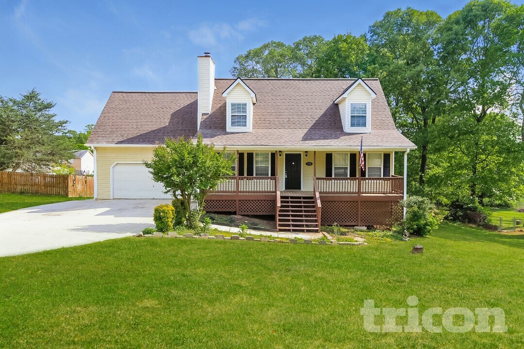 712 Kings Ct in Bethlehem, GA - Foto de edificio