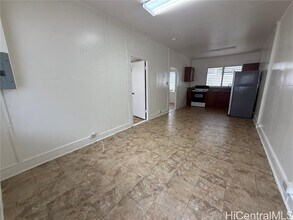 810 McCully St in Honolulu, HI - Building Photo - Building Photo