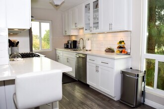 16169 Sunset Blvd, Unit 301 in Los Angeles, CA - Foto de edificio - Building Photo