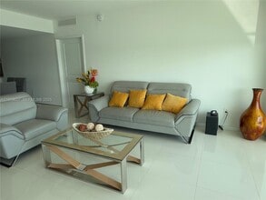 400 Sunny Isles Blvd in Sunny Isles Beach, FL - Building Photo - Building Photo