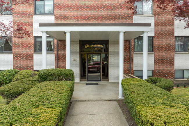 Grandview House in Quincy, MA - Foto de edificio - Building Photo