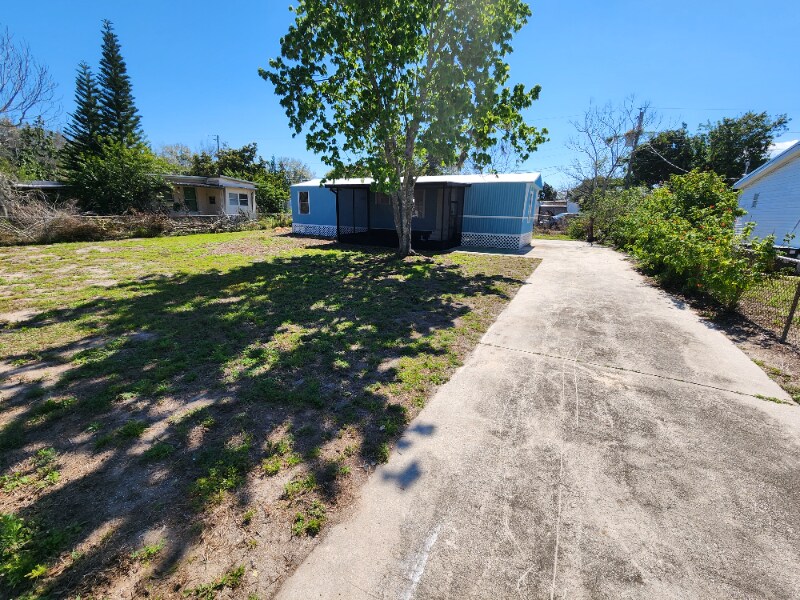 3109 Brockett Rd in Mims, FL - Foto de edificio