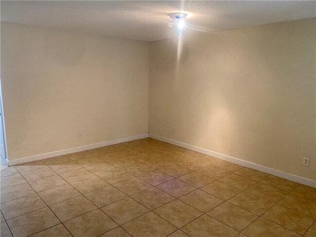 777 Riverside Dr in Coral Springs, FL - Building Photo - Building Photo