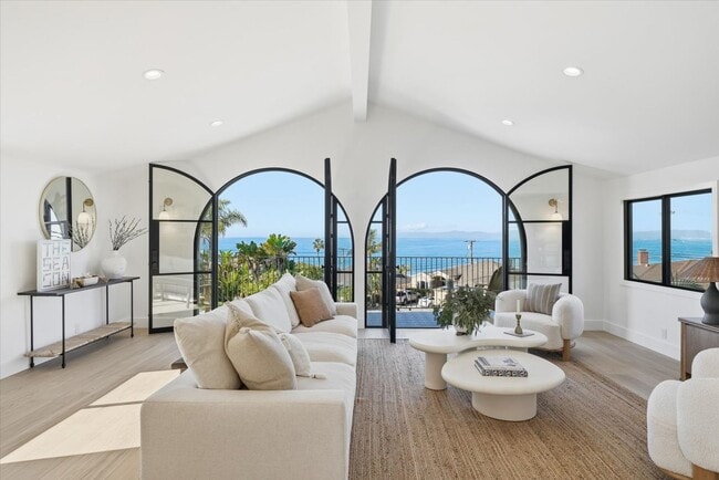 property at 406 Vía Mesa Grande