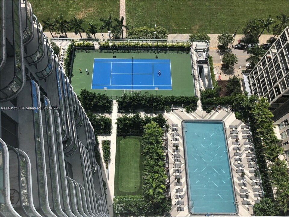 121 NE 34th St, Unit 911 in Miami, FL - Foto de edificio
