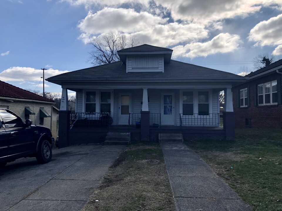3210 E Magnolia Ave in Knoxville, TN - Foto de edificio