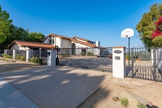 4372 Park Vicente in Calabasas, CA - Building Photo - Building Photo